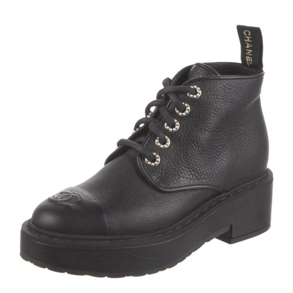 Chanel interlocking CC logo Boot - Picture 2 of 5